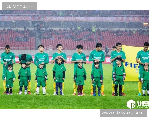 世界足球十大暖心球星：他们不仅仅是场上的英雄，更是人心的守护者