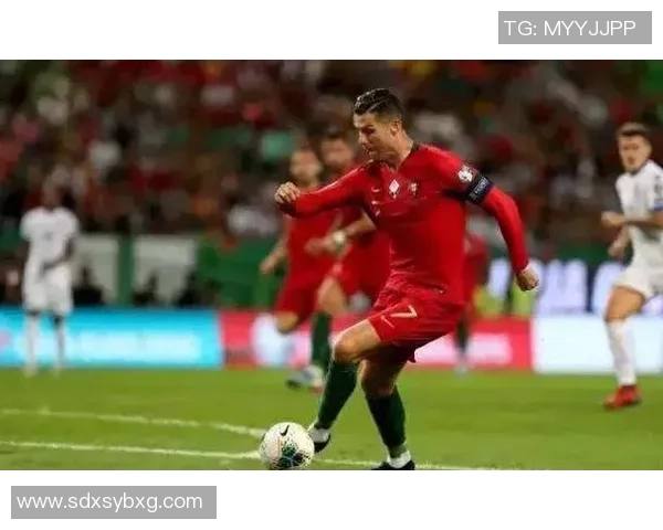 足球巨星赛后温情时刻亲自接孩子放学展现生活另一面