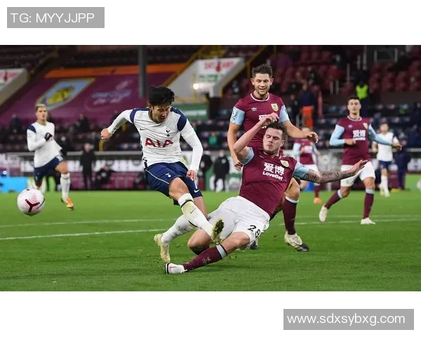 足球球星防守技巧揭秘 如何通过精确位置和判断力打破进攻威胁